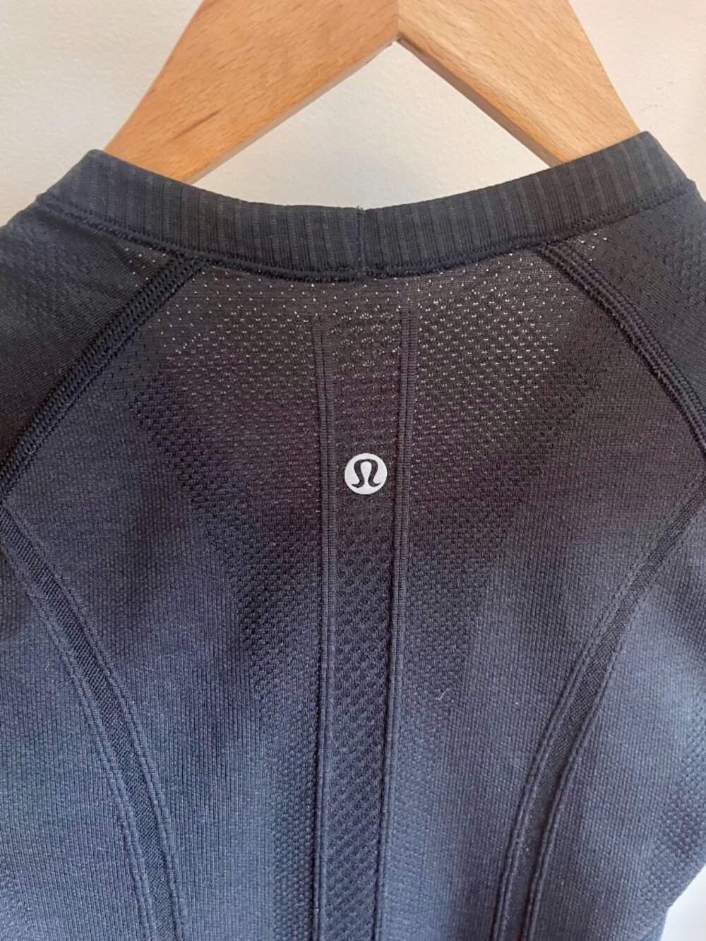 Lululemon Black Seamless Longline Short Sleeve Athletic Top XS - Picture 7 of 12
